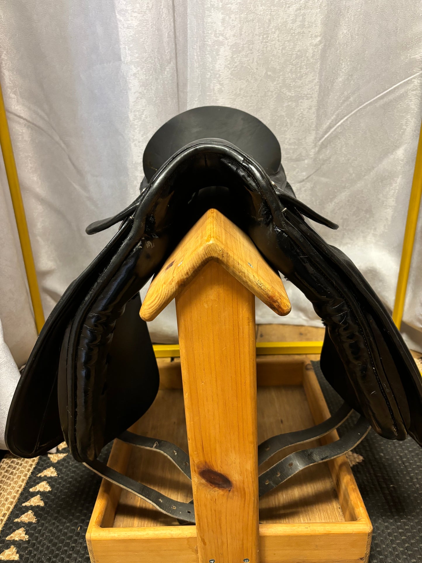 Courbette Luxor Dressage Saddle-Black-31cm-17”