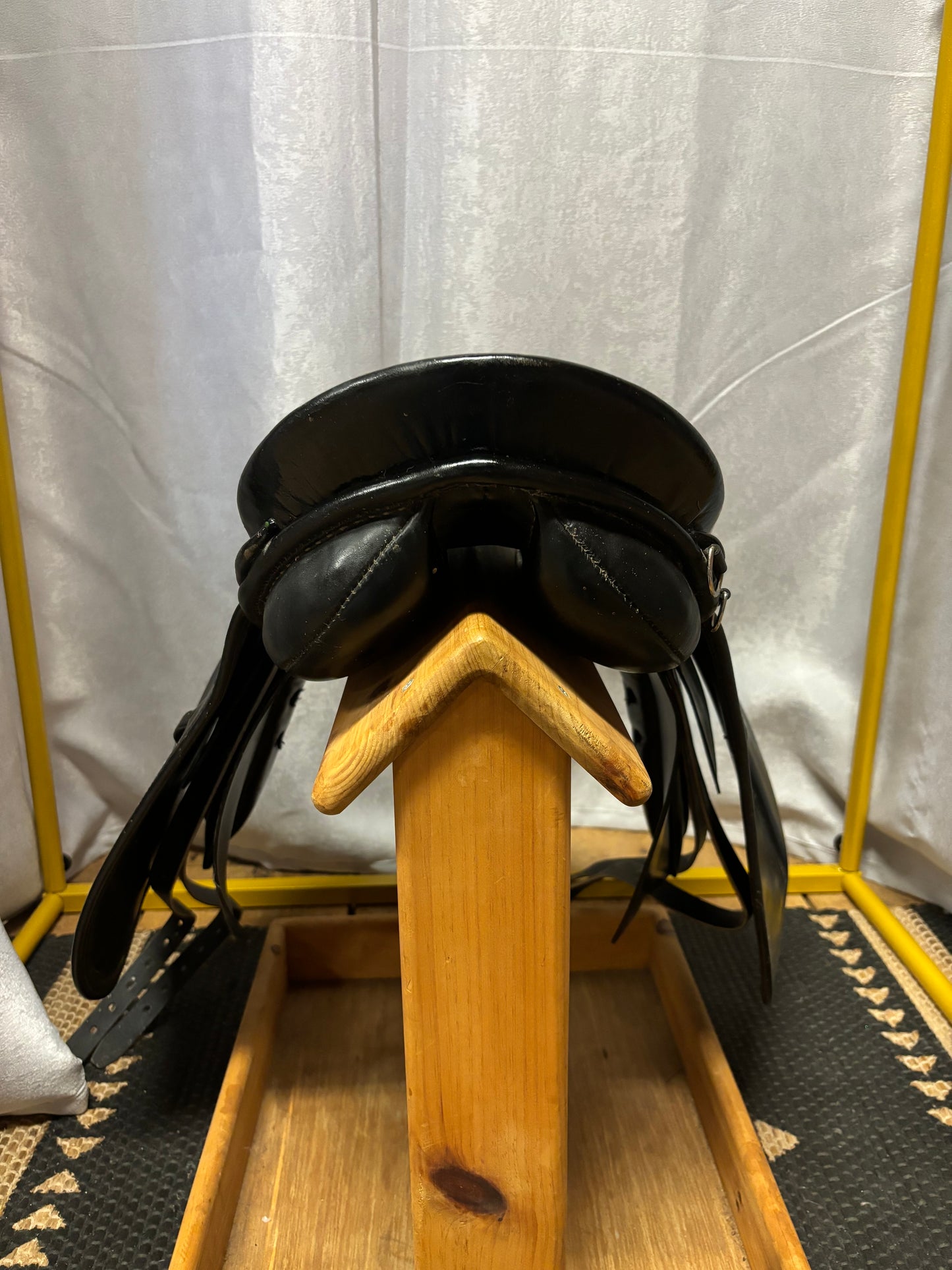 Courbette Luxor Dressage Saddle-Black-31cm-17”